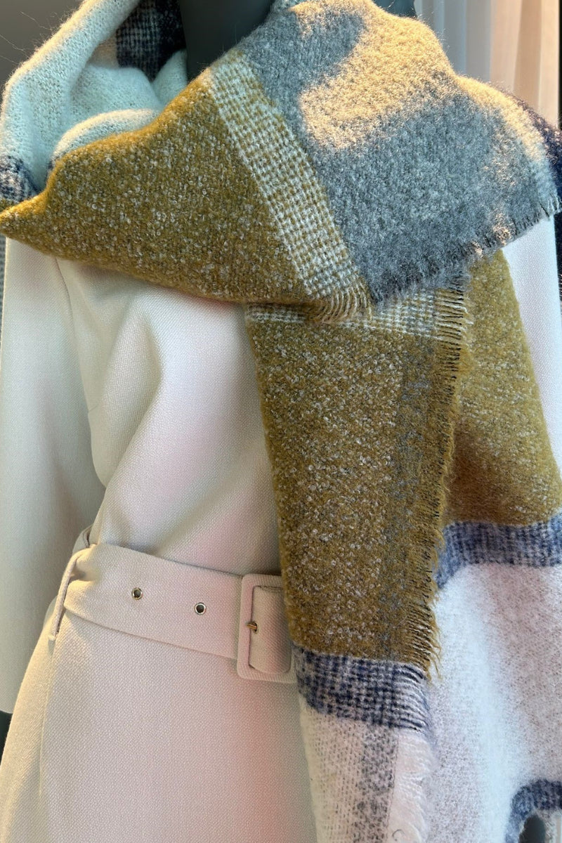 Tricolour scarf in a soft wool blend