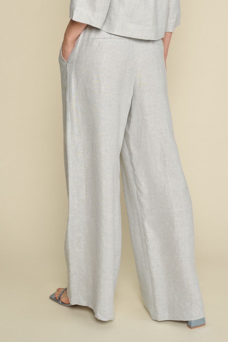 Grey trousers with pleat and wide legs