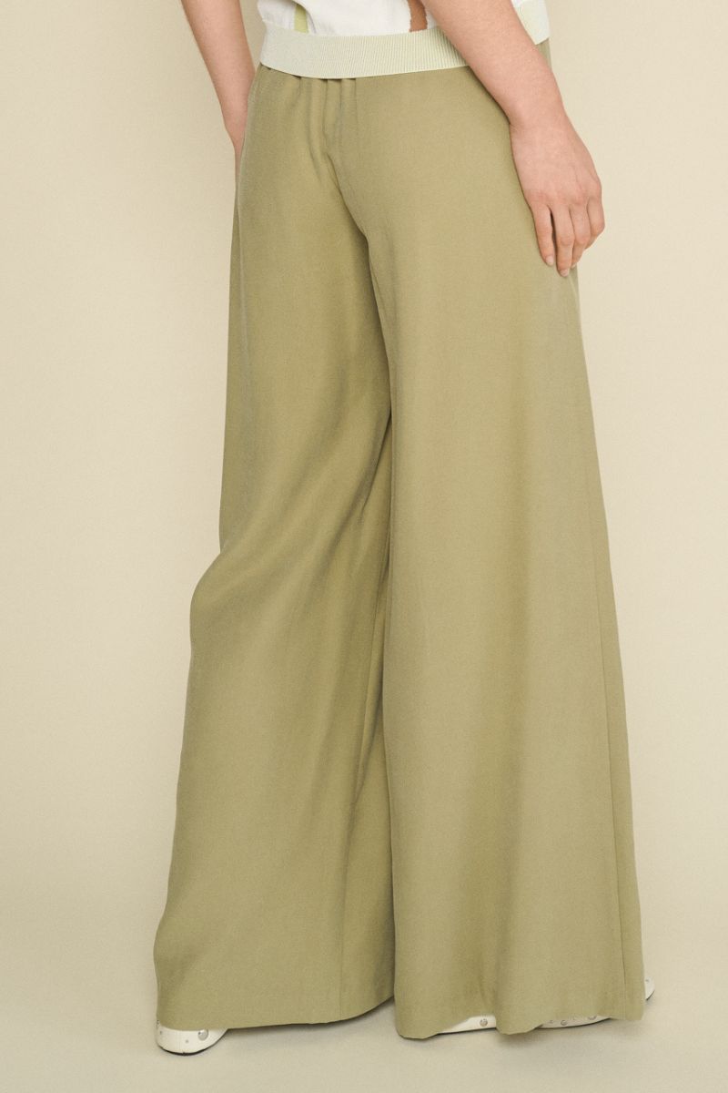 Pantalon large vert en tissu souple