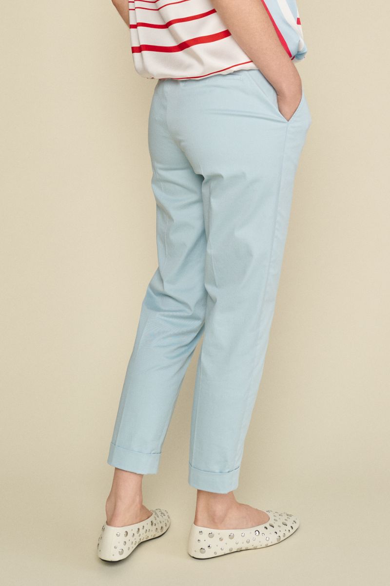 Light blue trousers in 7/8 length