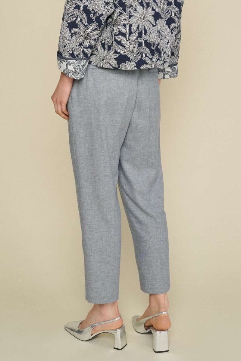 Elegant trousers with pleated waistband and 7/8 length