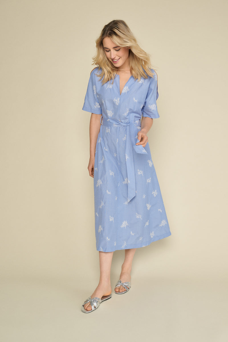 Long dress in lavender blue with embroidery print and subtle opening at the shoulders