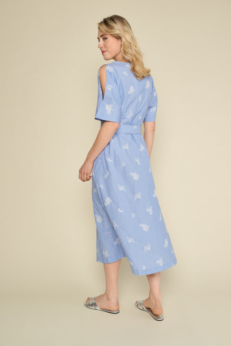 Long dress in lavender blue with embroidery print and subtle opening at the shoulders