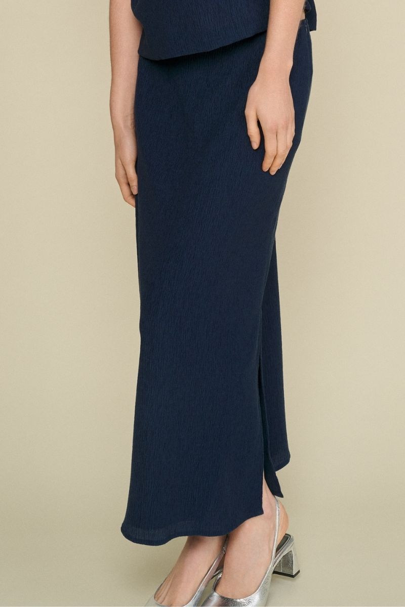 Long blue skirt in crepe fabric