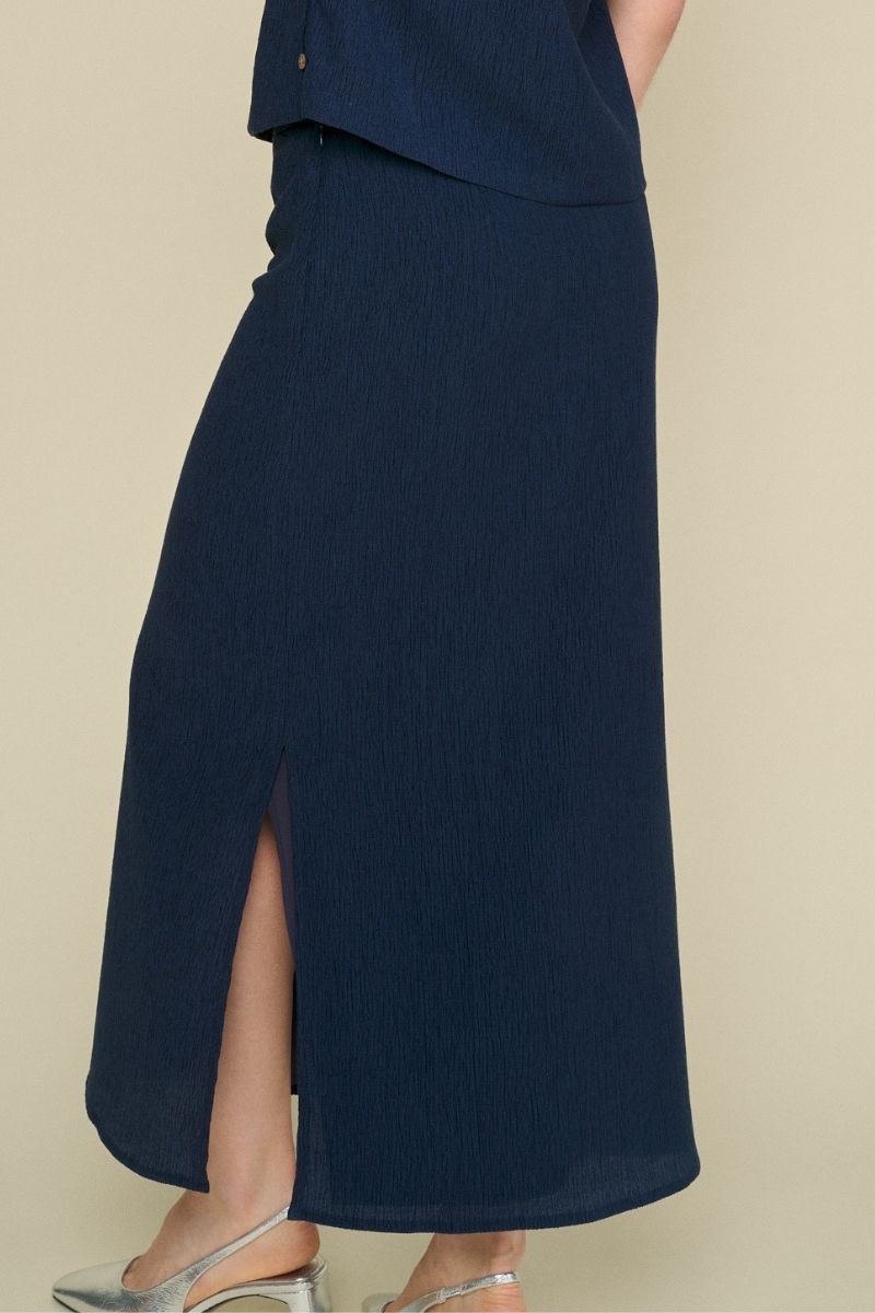 Long blue skirt in crepe fabric