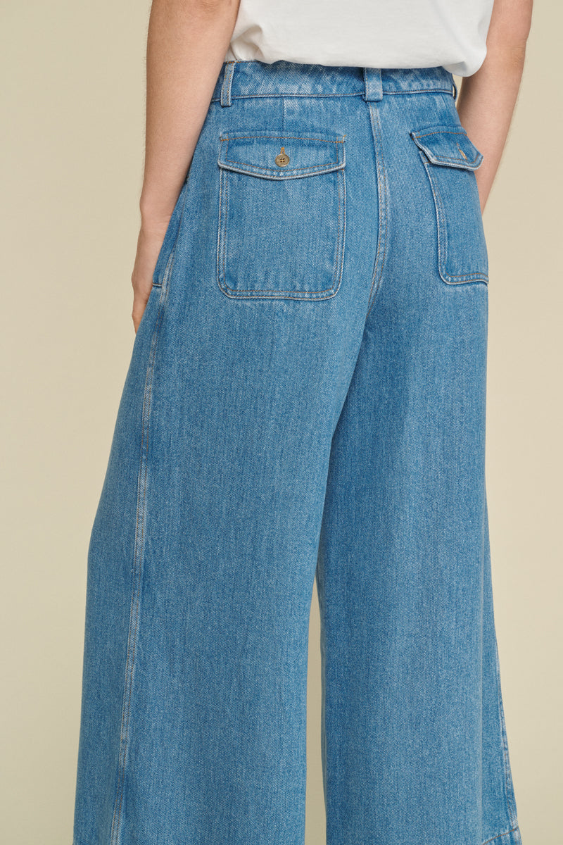 Jeans in a soft fabric with a wide leg and 7/8 length