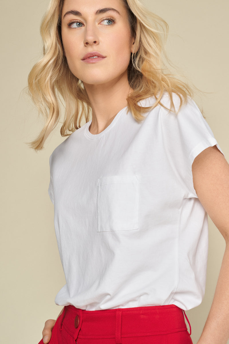 White short-sleeved round neck t-shirt with airy chest pocket