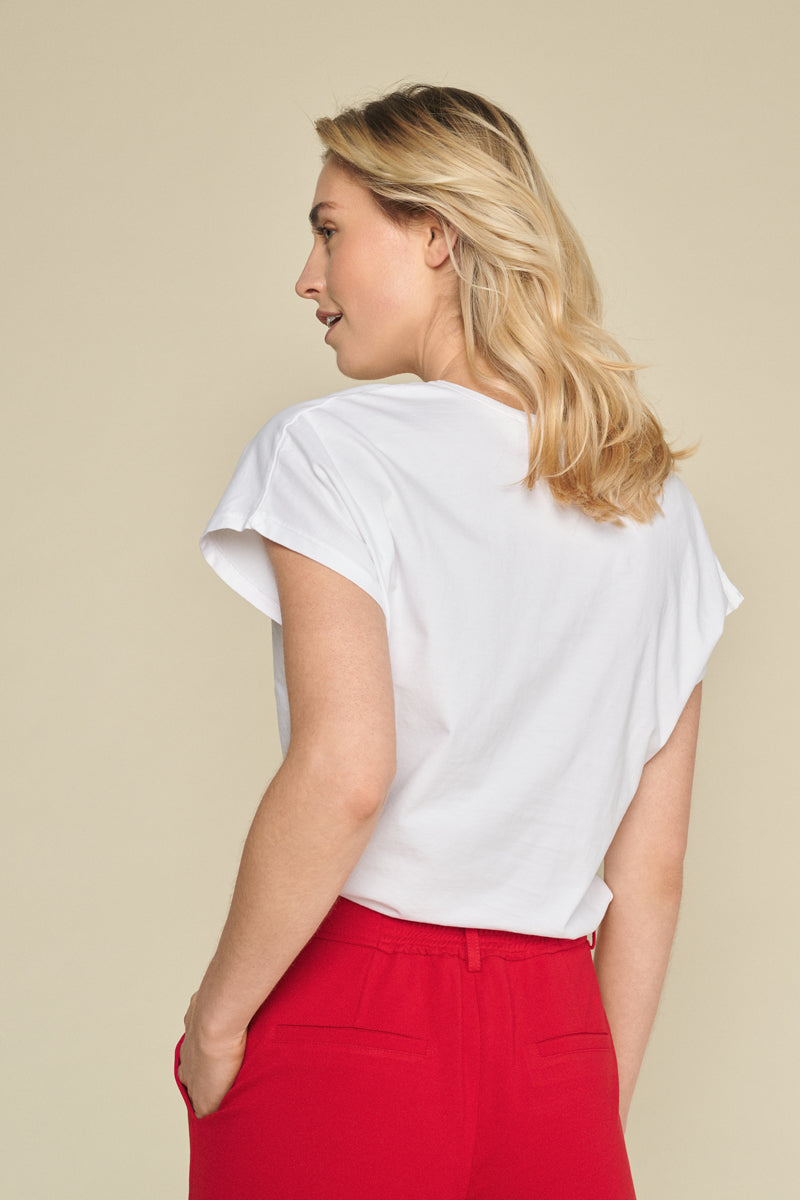 White short-sleeved round neck t-shirt with airy chest pocket