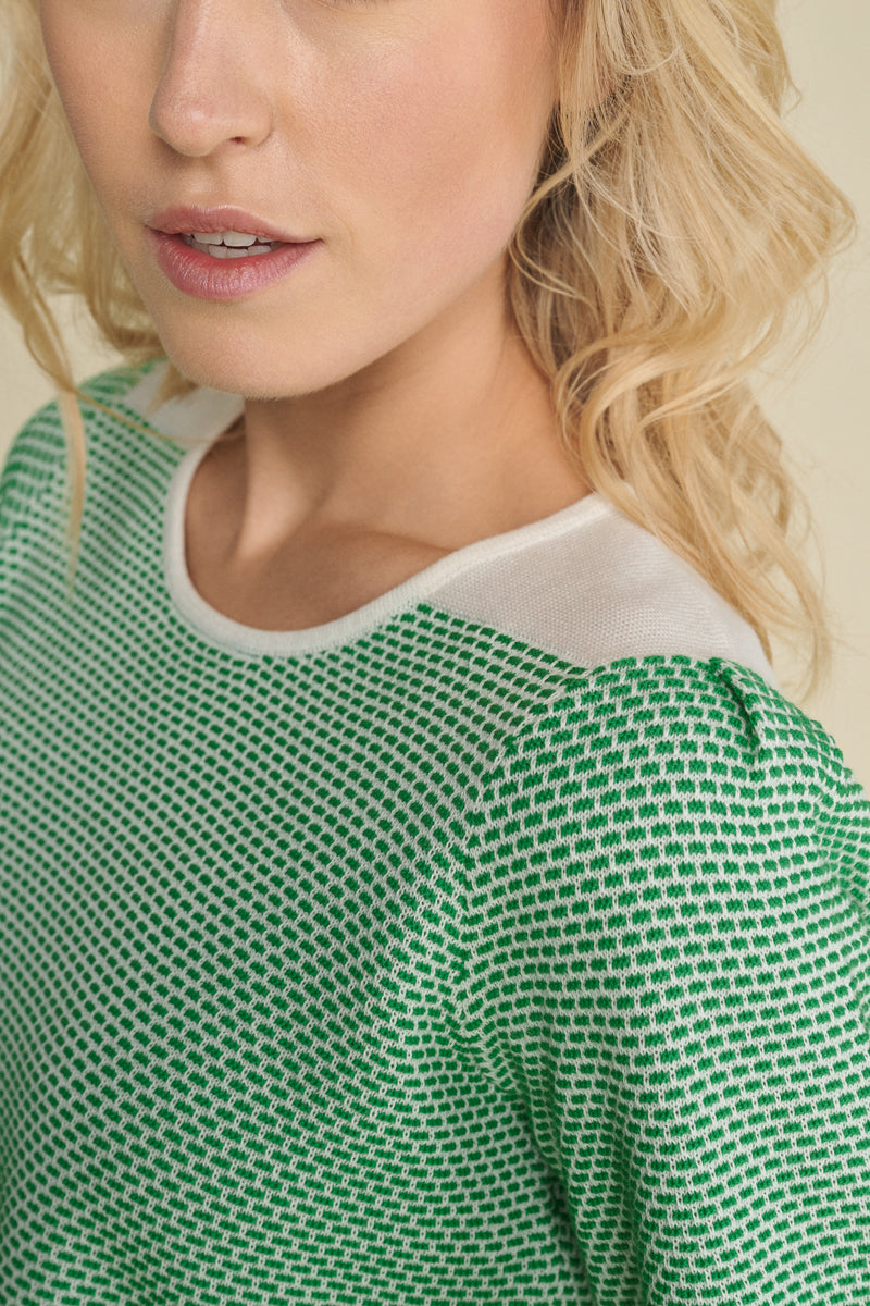 Crew neck sweater with short sleeves and green dots