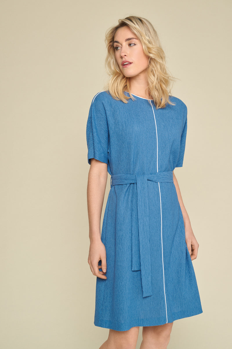 Robe bleue en tissu crêpe