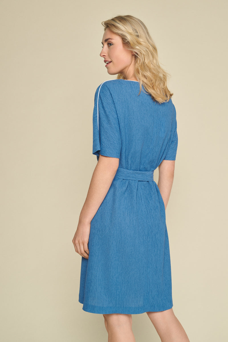 Robe bleue en tissu crêpe