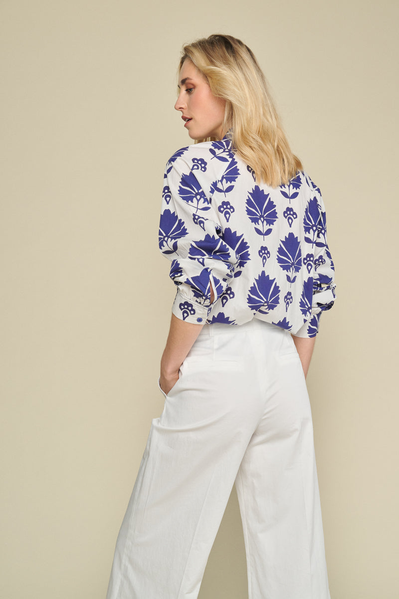 Blouse in cotton with beautiful print in blue and white