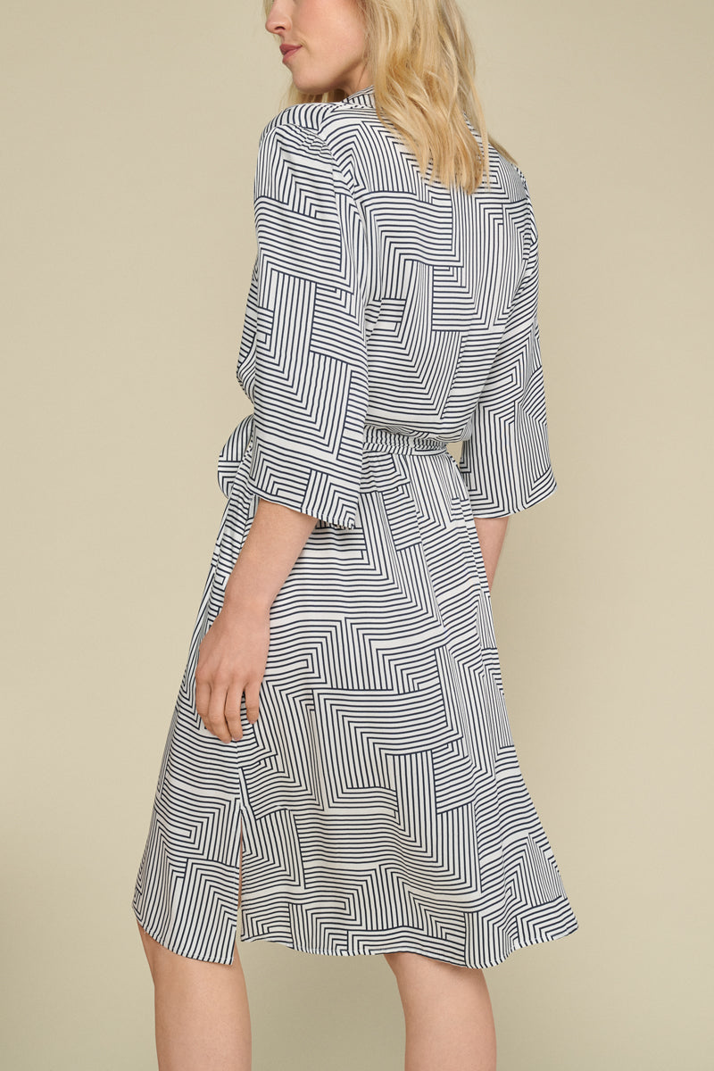 Viscose dress with three-quarter sleeves with geometric print