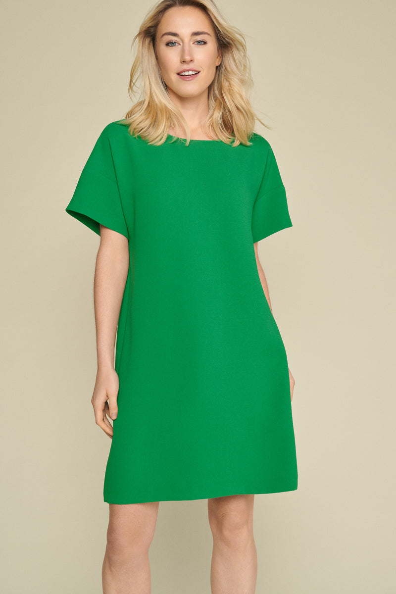 Green dress with loose fit, sporty and elegant