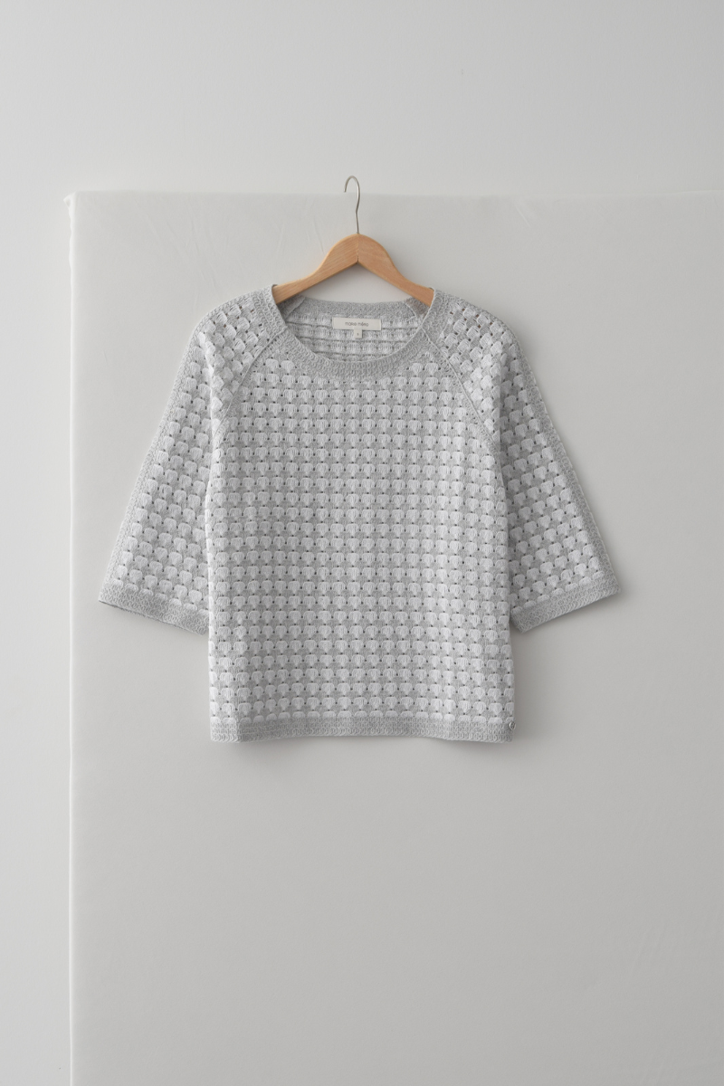Pull avec motif au crochet en gris et blanc