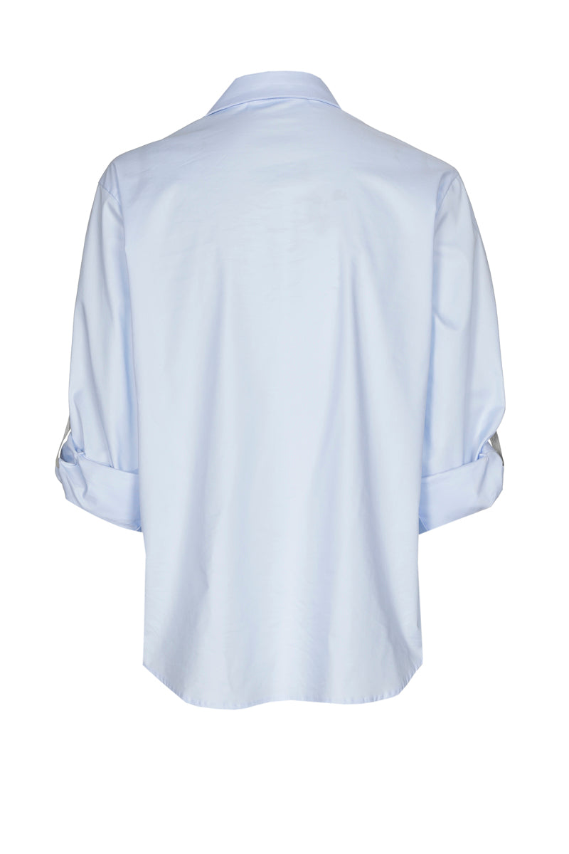 Chemise bleu clair avec ruban contrastant argent sur les épaules