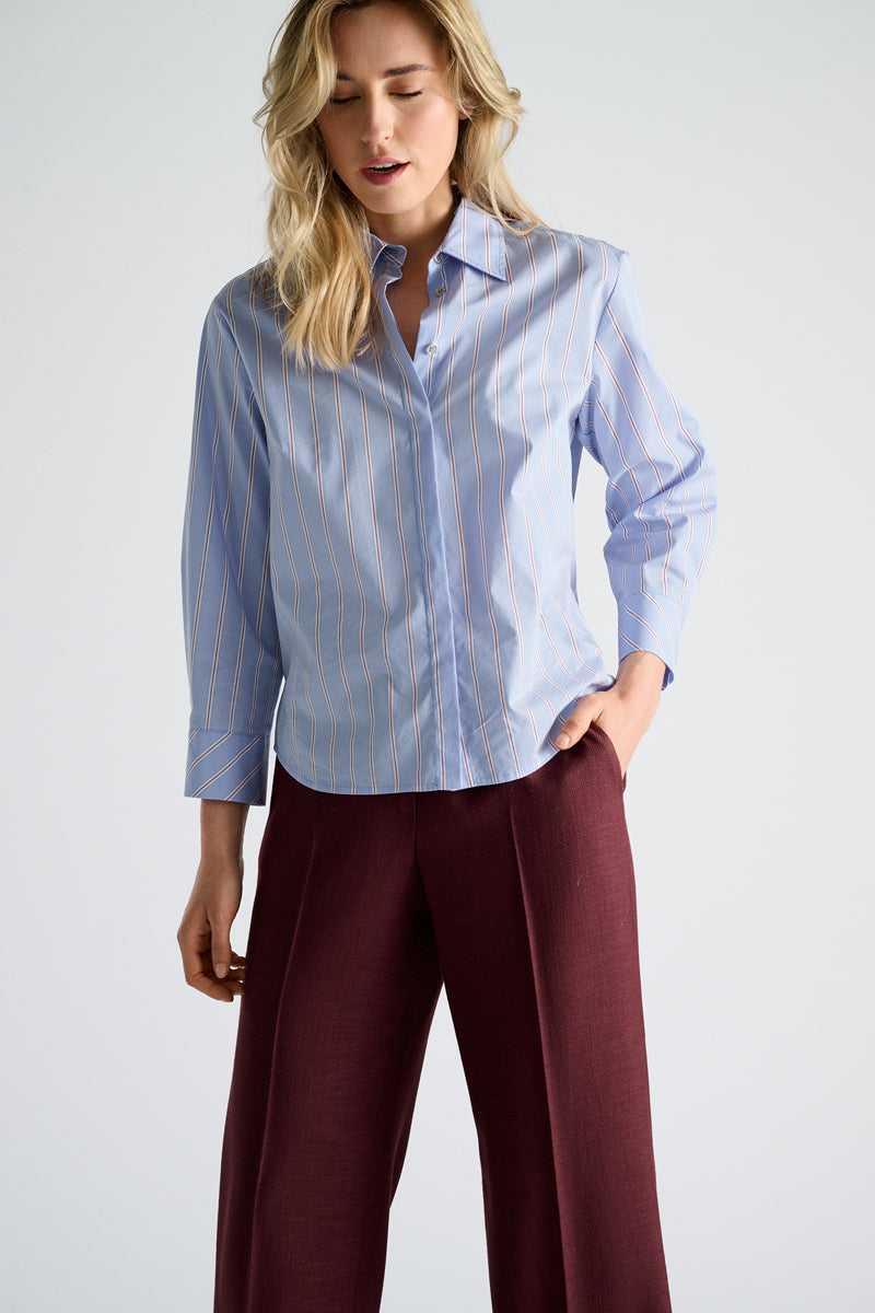Bloes katoen licht blauw met fijne bordeaux streep