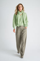 Pantalon ample vert avec plis en bande et motif à carreaux