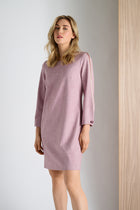 Robe rose avec bande contrastée sur les épaules