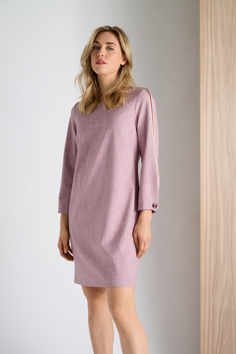 Kleedje in roze met contrastlint op de schouders