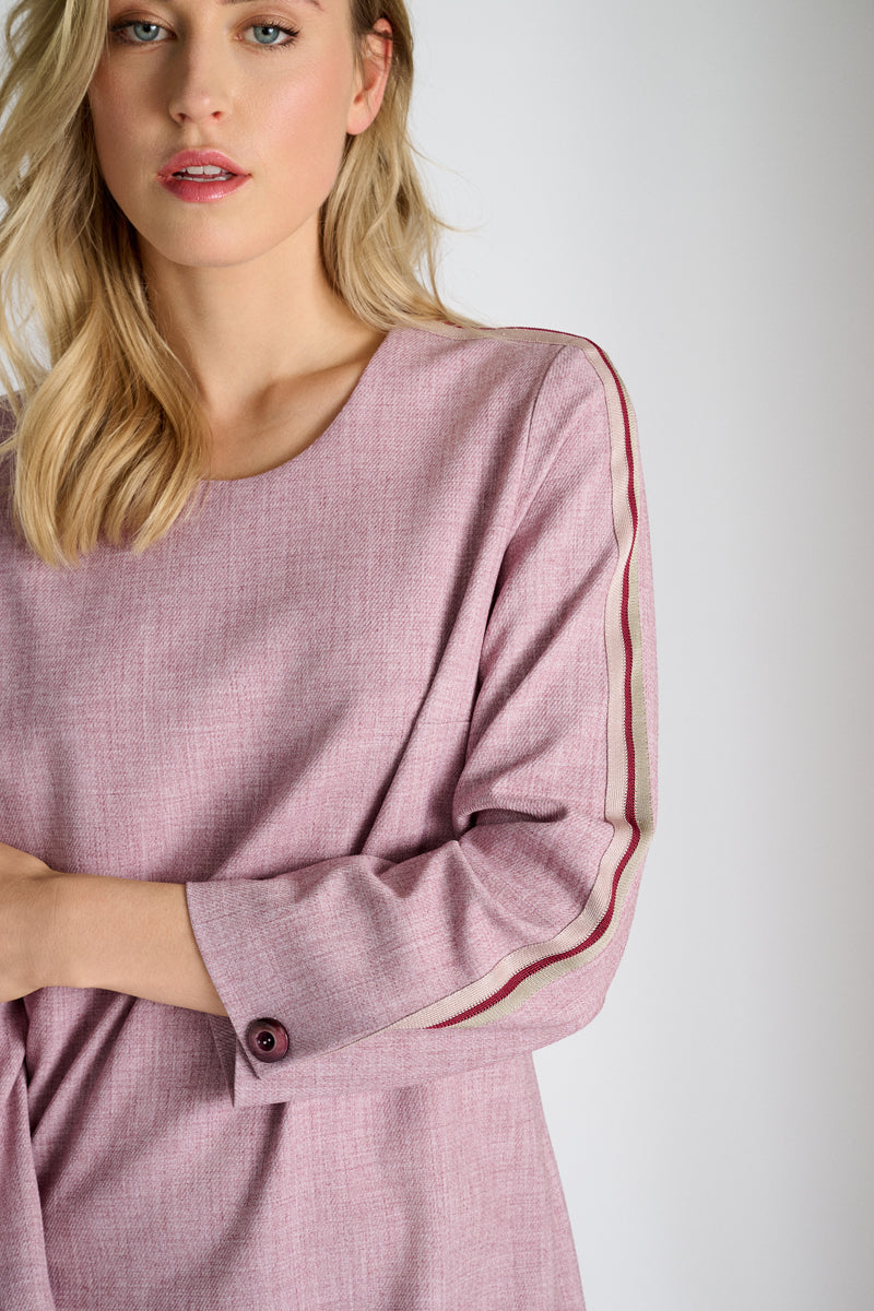 Robe rose avec bande contrastée sur les épaules