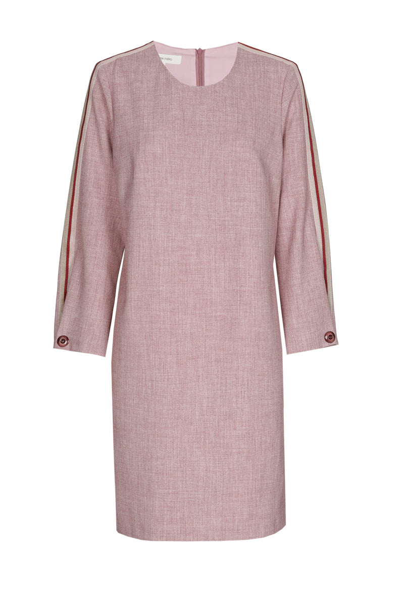 Robe rose avec bande contrastée sur les épaules