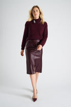 Pull bordeaux met broche op de opstaande kraag