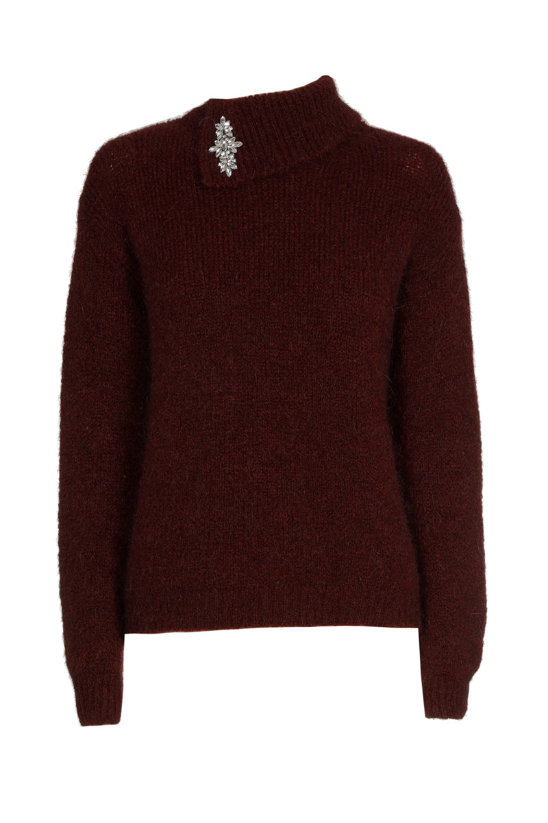 Pull bordeaux met broche op de opstaande kraag