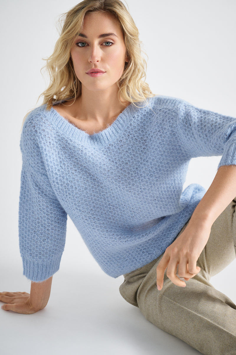 Pull bleu clair à col rond et manches courtes