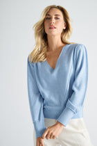 Pull bleu clair à col en V