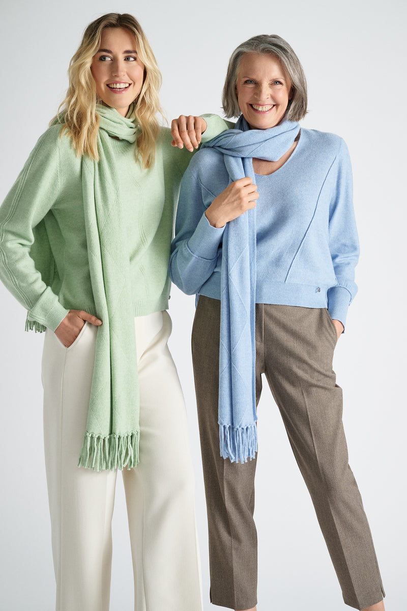 Pull bleu clair à col en V