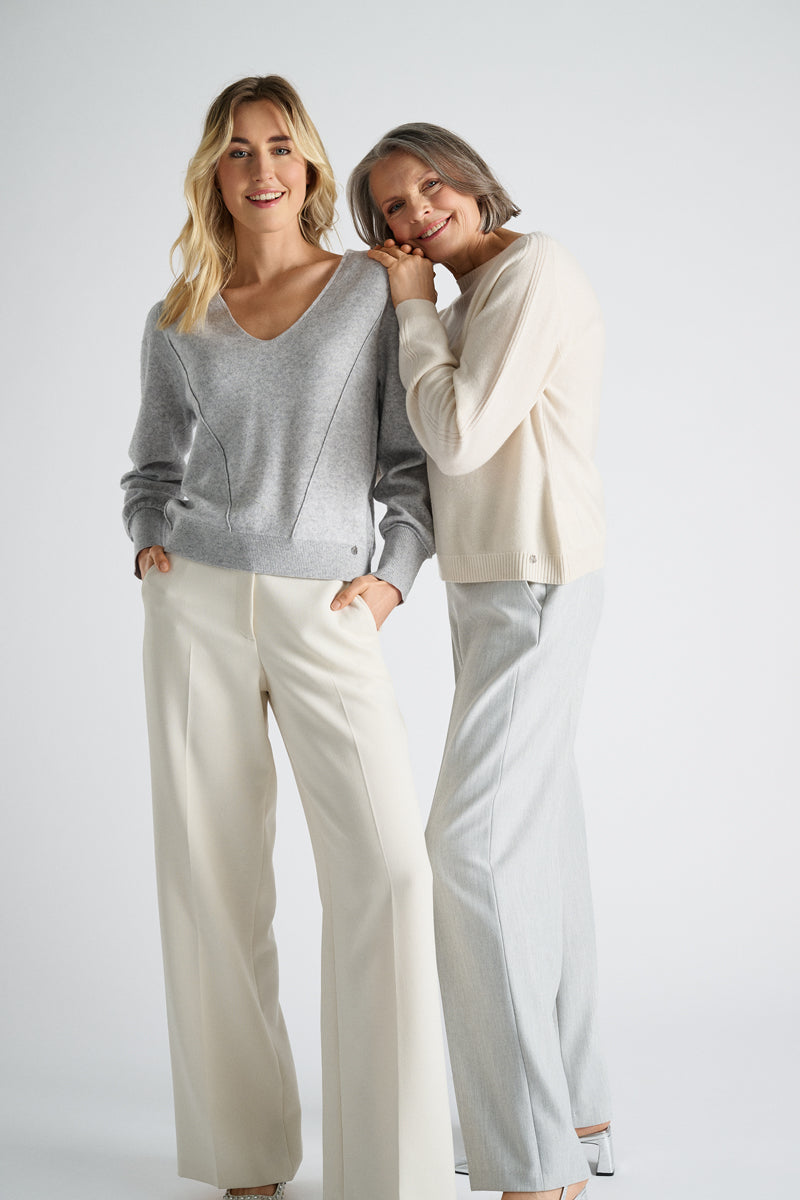 EXCLUSIVE IN OUR CONCEPT STORES: Light grey v-neck sweater