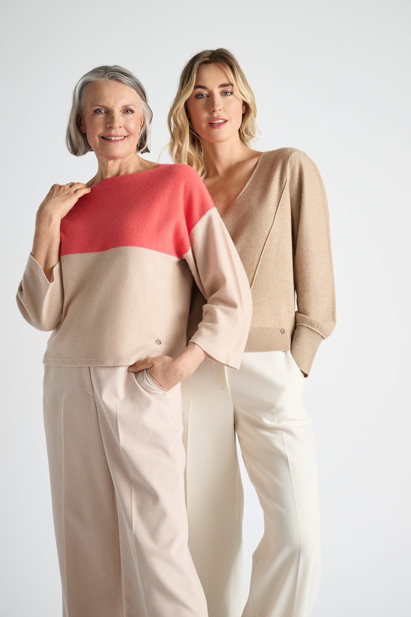 EN EXCLUSIVITÉ DANS NOS CONCEPT STORES: Pull en noyer avec col en V