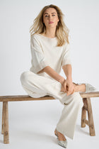 Pull écru à col bateau et bordure contrastée