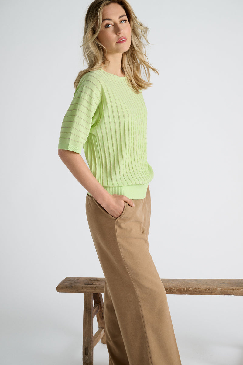 EN EXCLUSIVITÉ DANS NOS CONCEPT STORES: Pull couleur citron vert à col bateau et rayures verticales