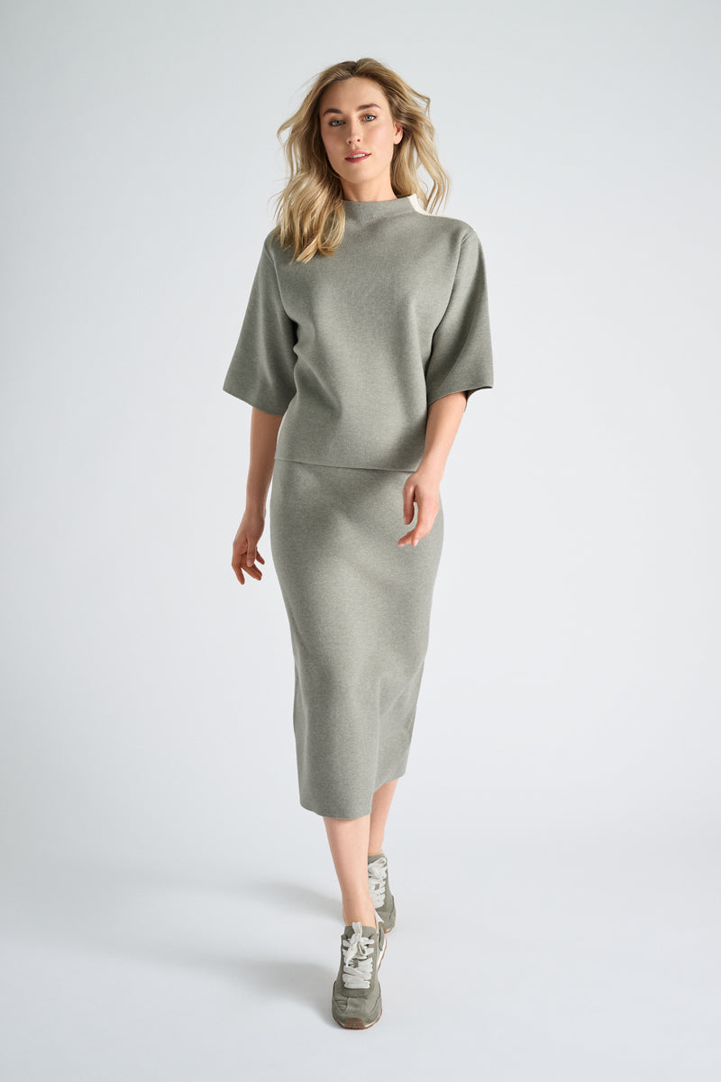 Pull couleur olive avec bords contrastés