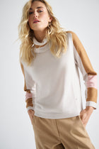 Pull beige à col roulé et color blocking