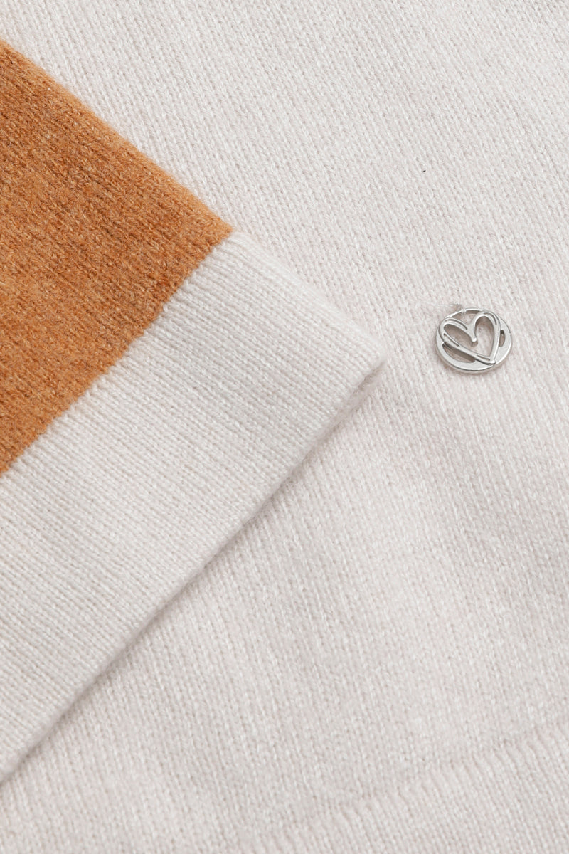 Pull beige à col roulé et color blocking