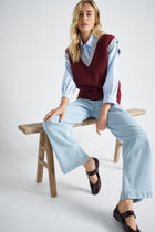 Débardeur bordeaux avec liserés contrastés bleu clair