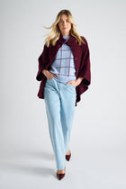 Pull bleu clair à carreaux bordeaux