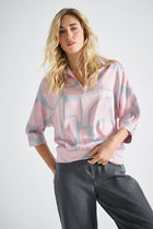 Losse bloes in abstracte print