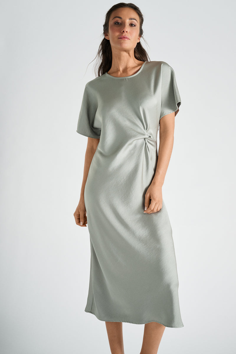 Lichtgroen kleed in satijn
