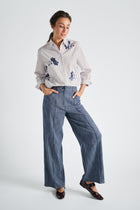 Blouse bleu clair avec broderie