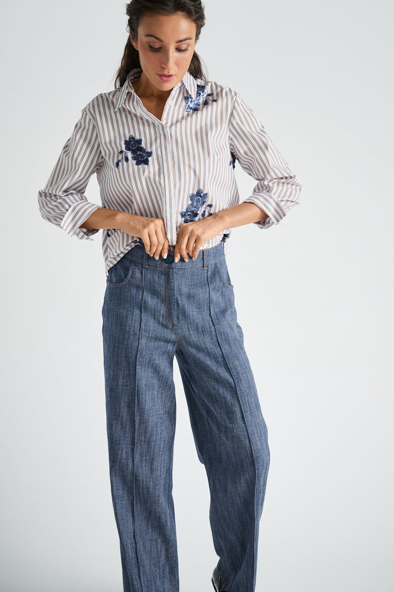 Blouse bleu clair avec broderie