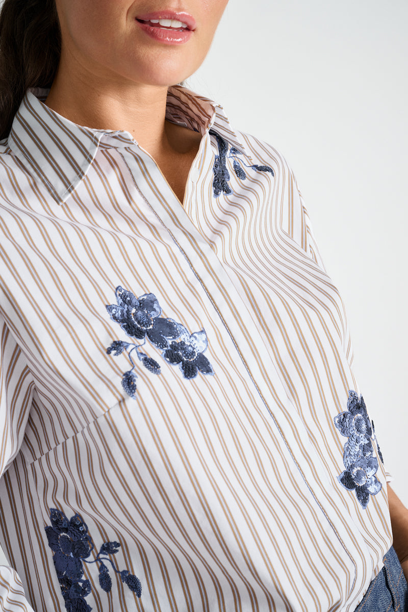 Blouse bleu clair avec broderie
