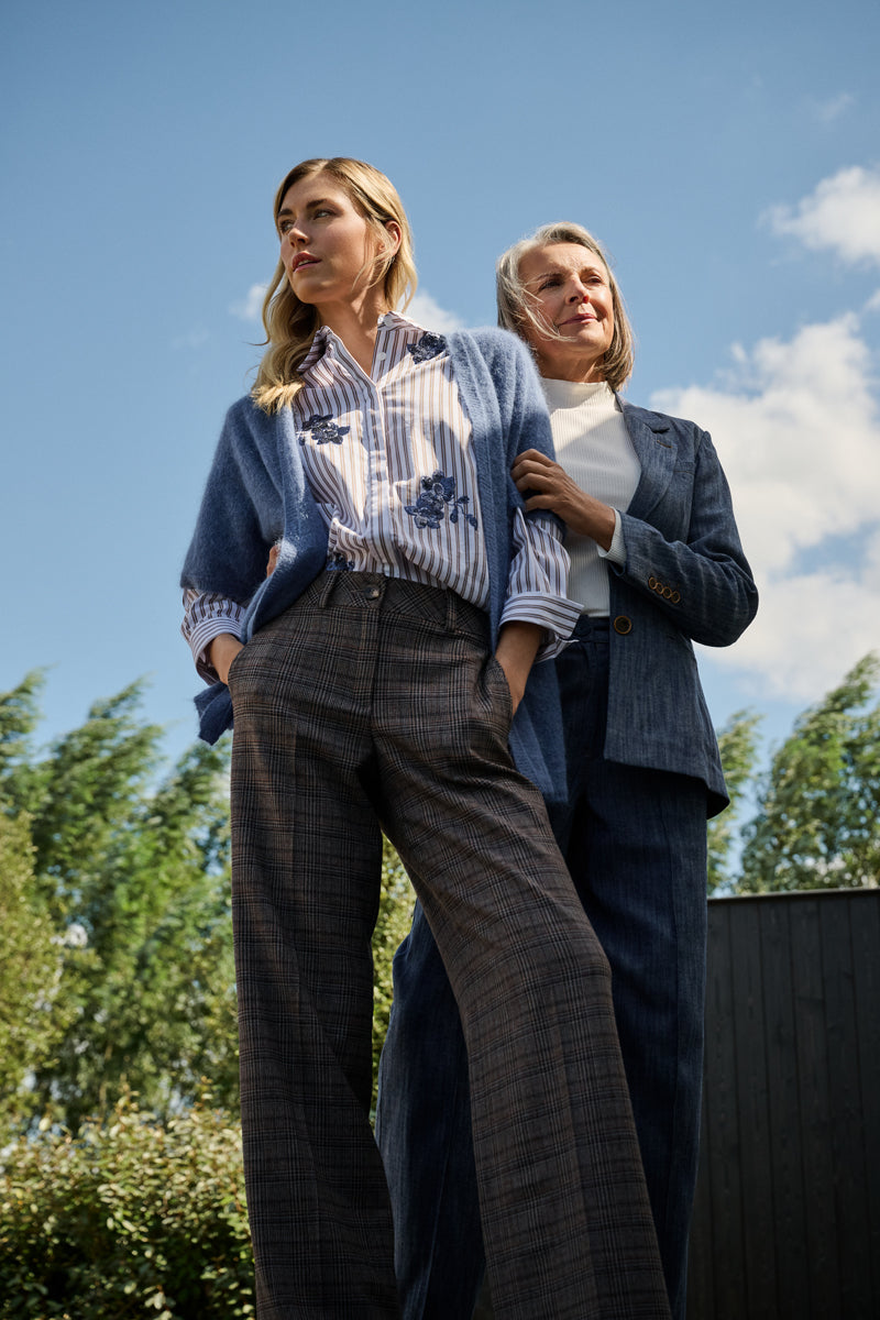 Blouse bleu clair avec broderie