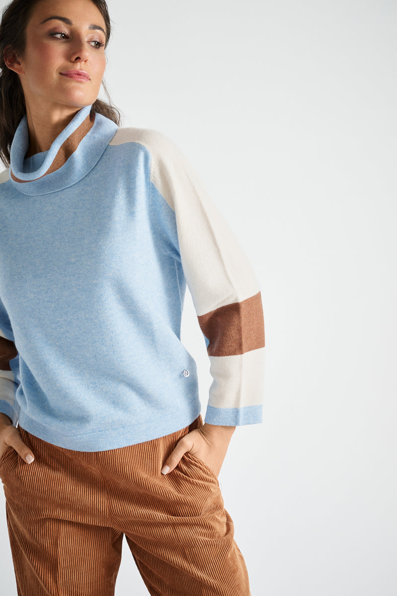 Blauwe pull met rolkraag en color blocking