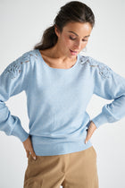 Pull bleu clair à col rond et broderies sur les épaules