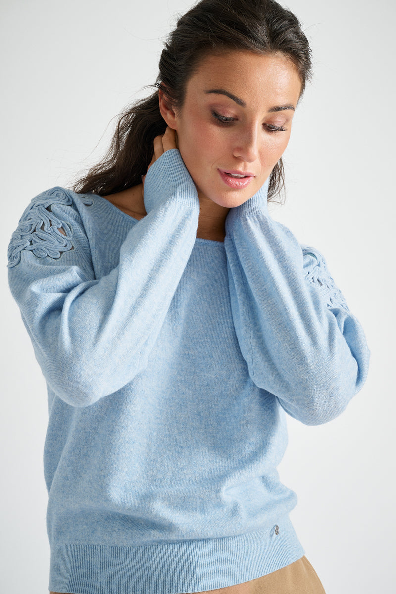 Pull bleu clair à col rond et broderies sur les épaules