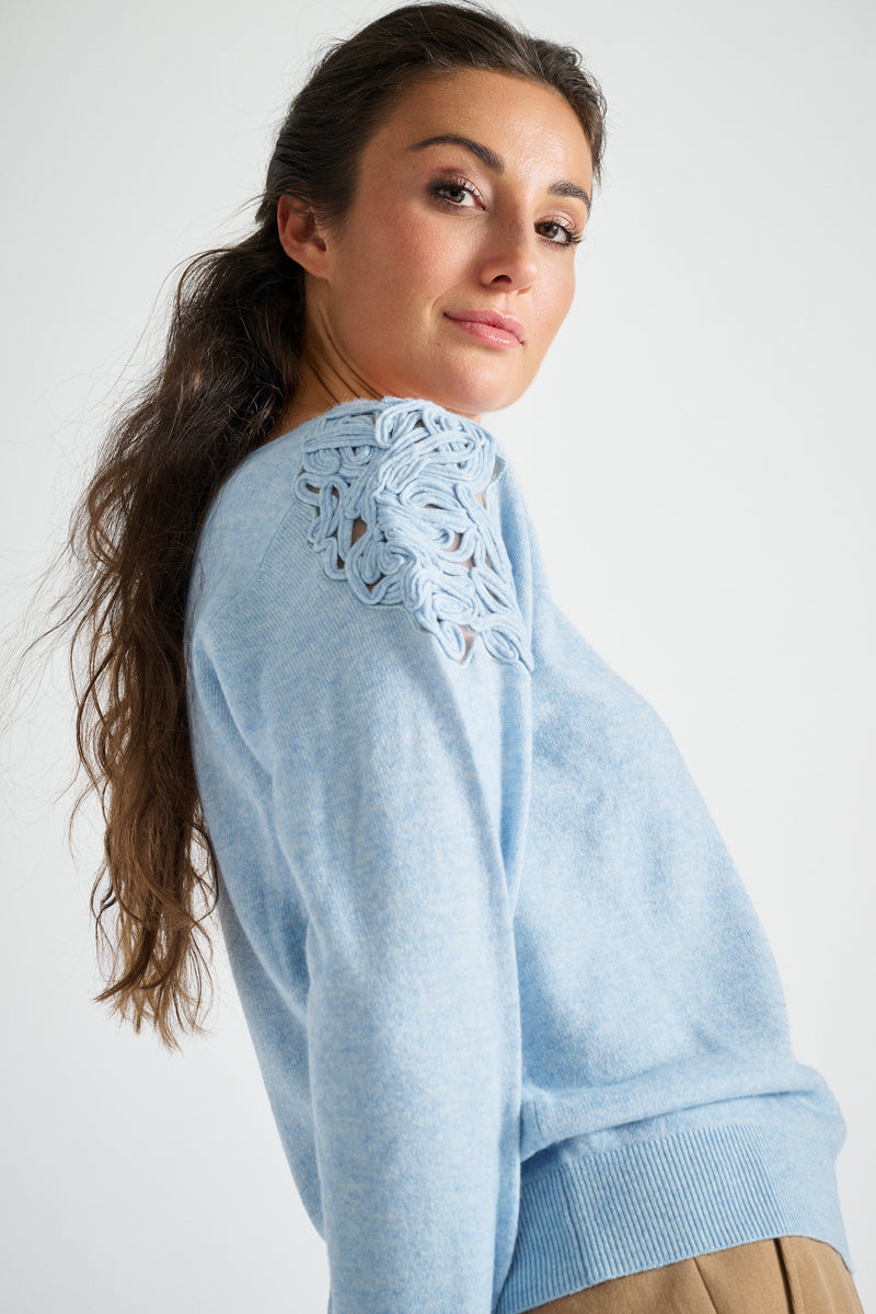 Pull bleu clair à col rond et broderies sur les épaules